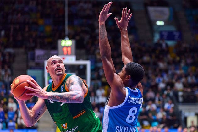 Maik Zirbes Gladiators Trier, 33 , William Christmas Frankfurt Skyliners, 08 GER, Skyliners Frankfurt vs Gladiators Trier, Basketball, Matchday 19, EasyCredit Bundesliga, Season 2025 2026, 11 02 2026 GER, Skyliners Frankfurt vs Gladiators Trier, Basketball, Matchday 19, EasyCredit Bundesliga, Season 2025 2026, 11 02 2026 Frankfurt Main Copyright: xEibner-Pressefoto GeraldxOelze-dexStoppanyx EP_ODS