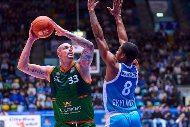 Maik Zirbes Gladiators Trier, 33 , William Christmas Frankfurt Skyliners, 08 GER, Skyliners Frankfurt vs Gladiators Trier, Basketball, Matchday 19, EasyCredit Bundesliga, Season 2025 2026, 11 02 2026 GER, Skyliners Frankfurt vs Gladiators Trier, Basketball, Matchday 19, EasyCredit Bundesliga, Season 2025 2026, 11 02 2026 Frankfurt Main Copyright: xEibner-Pressefoto GeraldxOelze-dexStoppanyx EP_ODS