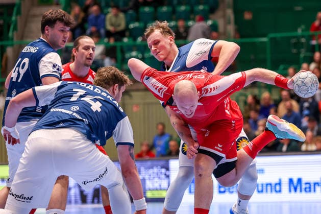 11 02 2026, Handball, 1 HBL, Bergischer HC MT Melsungen, Matchday 20, Uni Halle Wuppertal Arnar Freyr Arnarsson Melsungen 21 in a duel against Gerdas Babarskas BHC 14 Aron Seesing BHC 49 Nico Schöttle BHC 08 North Rhine-Westphalia Germany