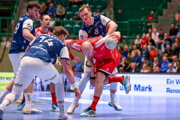 11 02 2026, Handball, 1 HBL, Bergischer HC MT Melsungen, Matchday 20, Uni Halle Wuppertal Arnar Freyr Arnarsson Melsungen 21 in a duel against Gerdas Babarskas BHC 14 Aron Seesing BHC 49 Nico Schöttle BHC 08 North Rhine-Westphalia Germany
