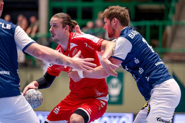 11 02 2026, Handball, 1 HBL, Bergischer HC MT Melsungen, Matchday 20, Uni Halle Wuppertal Olle Forsell Schefvert Melsungen 25 in a duel against Gerdas Babarskas BHC 14 North Rhine-Westphalia Germany
