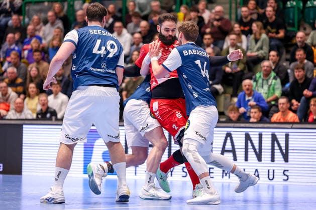 11 02 2026, Handball, 1 HBL, Bergischer HC MT Melsungen, 20 Matchday, Uni Halle Wuppertal Ruben Marchan Melsungen 02 is tied up in the circle by Aron Seesing BHC 49 and Gerdas Babarskas BHC 14 North Rhine-Westphalia Germany
