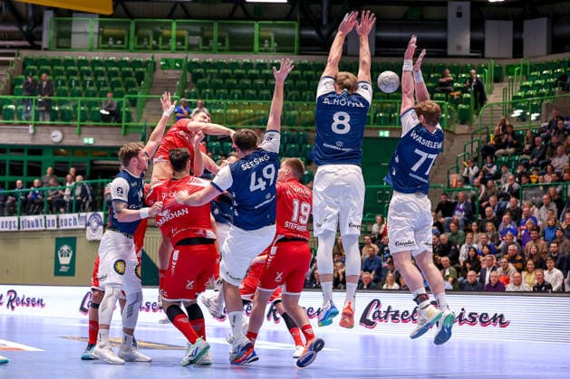 11 02 2026, Handball, 1 HBL, Bergischer HC MT Melsungen, Matchday 20, Uni Halle Wuppertal Nico Schöttle BHC 08 and Johannes Wasielewski BHC 77 block a free throw at the circle North Rhine-Westphalia Germany