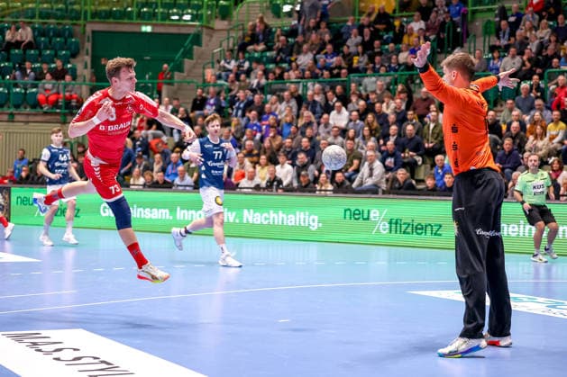 11 02 2026, Handball, 1 HBL, Bergischer HC MT Melsungen, Matchday 20, Uni Halle Wuppertal Timo Kastening Melsungen 73 throws the ball at the goal of goalkeeper Christopher Rudeck BHC 01 North Rhine-Westphalia Germany