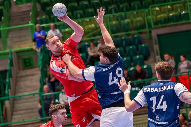 11 02 2026, Handball, 1 HBL, Bergischer HC MT Melsungen, Matchday 20, Uni Halle Wuppertal Dainis Kristopans Melsungen 10 in duel against Aron Seesing BHC 49 next to Gerdas Babarskas BHC 14 North Rhine-Westphalia Germany