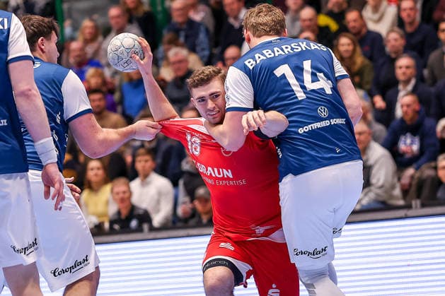 11 02 2026, Handball, 1 HBL, Bergischer HC MT Melsungen, Matchday 20, Uni Halle Wuppertal Florian Drosten Melsungen 18 in a duel against Gerdas Babarskas BHC 14 North Rhine-Westphalia Germany