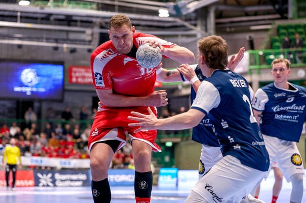 11 02 2026, Handball, 1 HBL, Bergischer HC MT Melsungen, 20 Matchday, Uni Halle Wuppertal Dainis Kristopans Melsungen 10 in duel against Noah Beyer BHC 02 North Rhine-Westphalia Germany
