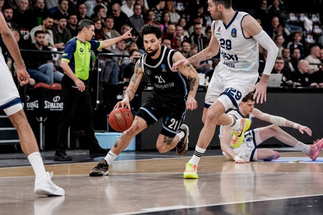 Germany Basketball EuroCup Season 2025 26 18 Matchday Veolia Towers Hamburg vs BAXI Manresa Inselpark Arena Hamburg Louis Olinde BAXI Manresa, 19 , Devon Daniels Veolia Towers Hamburg, 21 , Pierre Oriola BAXI Manresa, 29 , Louis Olinde BAXI Manresa, 19 Copyright: xStefanxTrochax