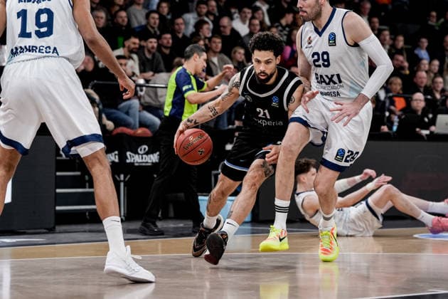 Germany Basketball EuroCup Season 2025 26 18 Matchday Veolia Towers Hamburg vs BAXI Manresa Inselpark Arena Hamburg Louis Olinde BAXI Manresa, 19 , Devon Daniels Veolia Towers Hamburg, 21 , Pierre Oriola BAXI Manresa, 29 , Louis Olinde BAXI Manresa, 19 Copyright: xStefanxTrochax
