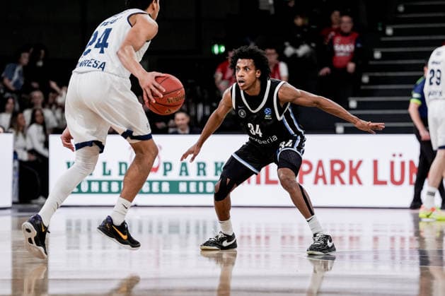 Germany Basketball EuroCup Season 2025 26 18 Matchday Veolia Towers Hamburg vs BAXI Manresa Inselpark Arena Hamburg Eli Brooks BAXI Manresa, 24 , Ross Williams Veolia Towers Hamburg, 34 , Pierre Oriola BAXI Manresa, 29 Copyright: xStefanxTrochax