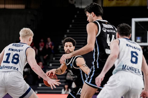 Germany Basketball EuroCup Season 2025 26 18 Matchday Veolia Towers Hamburg vs BAXI Manresa Inselpark Arena Hamburg Devon Daniels Veolia Towers Hamburg, 21 , b18, Ferran Bassas BAXI Manresa, 6 , Gustav Knudsen BAXI Manresa, 18 Copyright: xStefanxTrochax