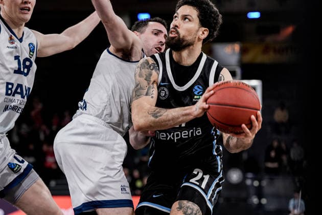Germany Basketball EuroCup Season 2025 26 18 Matchday Veolia Towers Hamburg vs BAXI Manresa Inselpark Arena Hamburg Devon Daniels Veolia Towers Hamburg, 21 , b18, Ferran Bassas BAXI Manresa, 6 Copyright: xStefanxTrochax