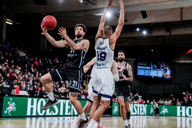Germany Basketball EuroCup Season 2025 26 18 Matchday Veolia Towers Hamburg vs BAXI Manresa Inselpark Arena Hamburg Devon Daniels Veolia Towers Hamburg, 21 , Martin Breunig Veolia Towers Hamburg, 13 , Louis Olinde BAXI Manresa, 19 Copyright: xStefanxTrochax