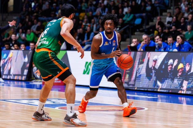 easycredit BBL, Frankfurt Skyliners VET CONCEPT Gladiators Trier, 11 02 2026 Isaiah Swope Frankfurt Skyliners, 1 against Behnam Yakhchali VET CONCEPT Gladiators Trier, 8 Game of easycredit BBL Frankfurt Skyliners VET CONCEPT Gladiators Trier on Matchday 19 of Season 25 26 at Süwag Energie ARENA on 11 02 2026 Copyright: xBEAUTIFULxSPORTS Hahnex