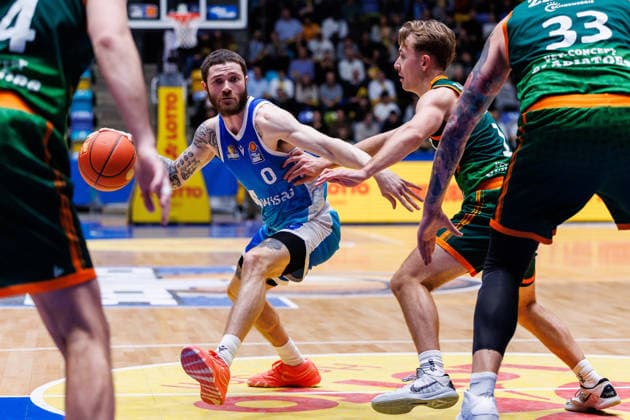 easycredit BBL, Frankfurt Skyliners VET CONCEPT Gladiators Trier, 11 02 2026 Logan Johnson Frankfurt Skyliners, 0 against Steven Ashworth VET CONCEPT Gladiators Trier, 1 Game of easycredit BBL Frankfurt Skyliners VET CONCEPT Gladiators Trier on Matchday 19 of Season 25 26 at Süwag Energie ARENA on 11 02 2026 Copyright: xBEAUTIFULxSPORTS Hahnex