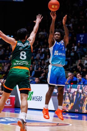 easycredit BBL, Frankfurt Skyliners VET CONCEPT Gladiators Trier, 11 02 2026 Isaiah Swope Frankfurt Skyliners, 1 with a distance throw against Behnam Yakhchali VET CONCEPT Gladiators Trier, 8 Game of easycredit BBL Frankfurt Skyliners VET CONCEPT Gladiators Trier on Matchday 19 of Season 25 26 at Süwag Energie ARENA on 11 02 2026 Copyright: xBEAUTIFULxSPORTS Hahnex