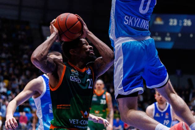 easycredit BBL, Frankfurt Skyliners VET CONCEPT Gladiators Trier, 11 02 2026 Urald King VET CONCEPT Gladiators Trier, 20 under the basket against Logan Johnson Frankfurt Skyliners, 0 Game of easycredit BBL Frankfurt Skyliners VET CONCEPT Gladiators Trier on Matchday 19 of Season 25 26 at Süwag Energie ARENA on 11 02 2026 Copyright: xBEAUTIFULxSPORTS Hahnex