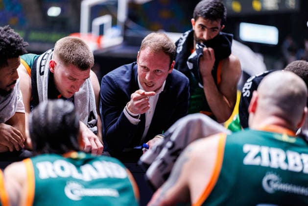 easycredit BBL, Frankfurt Skyliners VET CONCEPT Gladiators Trier, 11 02 2026 Jacques Schneider VET CONCEPT Gladiators Trier, HC with a speech to his team during a timeout game of the easycredit BBL Frankfurt Skyliners VET CONCEPT Gladiators Trier on matchday 19 of the 25 26 season in the Süwag Energie ARENA on 11 02 2026 Copyright: xBEAUTIFULxSPORTS Hahnex