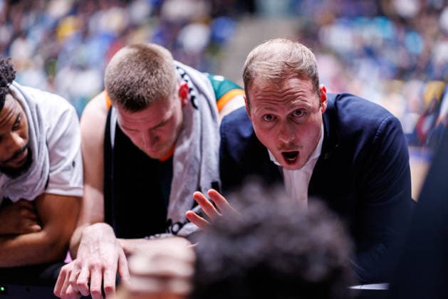 easycredit BBL, Frankfurt Skyliners VET CONCEPT Gladiators Trier, 11 02 2026 Jacques Schneider VET CONCEPT Gladiators Trier, HC with a speech to his team during a timeout game of the easycredit BBL Frankfurt Skyliners VET CONCEPT Gladiators Trier on matchday 19 of the 25 26 season in the Süwag Energie ARENA on 11 02 2026 Copyright: xBEAUTIFULxSPORTS Hahnex