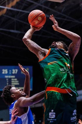 easycredit BBL, Frankfurt Skyliners VET CONCEPT Gladiators Trier, 11 02 2026 Urald King VET CONCEPT Gladiators Trier, 20 with a lay-up against Nahiem Alleyne Frankfurt Skyliners, 4 Game of easycredit BBL Frankfurt Skyliners VET CONCEPT Gladiators Trier on Matchday 19 of Season 25 26 at Süwag Energie ARENA on 11 02 2026 Copyright: xBEAUTIFULxSPORTS Hahnex