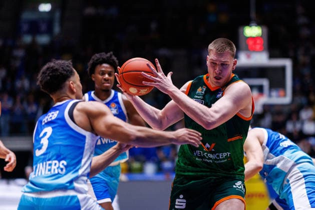 easycredit BBL, Frankfurt Skyliners VET CONCEPT Gladiators Trier, 11 02 2026 Marten Linßen VET CONCEPT Gladiators Trier, 12 against Garai Zeeb Frankfurt Skyliners, 3 Game of the easycredit BBL Frankfurt Skyliners VET CONCEPT Gladiators Trier on Matchday 19 of the 25 26 season at Süwag Energie ARENA on 11 02 2026 Copyright: xBEAUTIFULxSPORTS Hahnex