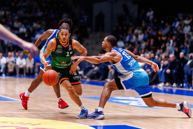 easycredit BBL, Frankfurt Skyliners VET CONCEPT Gladiators Trier, 11 02 2026 Jordan Roland VET CONCEPT Gladiators Trier, 15 passes Jaedon LeDee Frankfurt Skyliners, 13 passes Game of the easycredit BBL Frankfurt Skyliners VET CONCEPT Gladiators Trier on Matchday 19 of the 25 26 season at the Süwag Energie ARENA on 11 02 2026 Copyright: xBEAUTIFULxSPORTS Hahnex