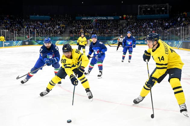 MILANO, ITALIEN 20260211 Sveriges William Nylander och Joek Eriksson Ek under ishockeymatchen i grupp B mellan Sverige och Italien i Santagiulia Arena under OS i Milano. *** Bilden ingar i SPORTPAKET. För övriga BETALBILD *** MILANO ITALIEN x10070x *** MILANO, ITALY 20260211 Swedens William Nylander and Joek Eriksson Ek during the Group B ice hockey match between Sweden and Italy at the Santagiulia Arena during the Milan Olympics Picture in SPORTPAKET For others PAYPICTURE MILANO ITALY x10070x  Copyright: xJessicaxGow TTx OS 2026 ISHOCKEY SVERIGE-ITALIEN