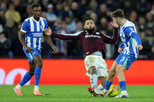 Aston Villa v Brighton & Hove Albion - Premier League Danny Welbeck of Brighton and Hove Albion watches Douglas Luiz of Aston Villa and Jack Hinshelwood of Brighton and Hove Albion challenge during the Premier League match between Aston Villa and Brighton & Hove Albion at Villa Park on February 11, 2026 in Birmingham, England. WARNING! This Photograph May Only Be Used For Newspaper And Or Magazine Editorial Purposes. May Not Be Used For Publications Involving 1 player, 1 Club Or 1 Competition Without Written Authorisation From Football DataCo Ltd. For Any Queries, Please Contact Football DataCo Ltd on +44 (0) 207 864 9121 Birmingham Villa Park England United Kingdom Copyright: xAllstarxPicturexLibraryxLtdx