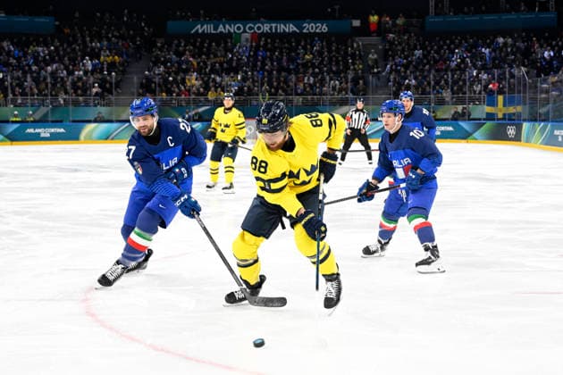 MILANO, ITALIEN 20260211 Italiens Thomas Larkin mot Sveriges William Nylander under ishockeymatchen i grupp B mellan Sverige och Italien i Santagiulia Arena under OS i Milano. *** Bilden ingar i SPORTPAKET. För övriga BETALBILD *** MILANO ITALIEN x10070x *** MILANO, ITALY 20260211 Italys Thomas Larkin against Swedens William Nylander during the Group B ice hockey match between Sweden and Italy at the Santagiulia Arena during the Milan Olympics Picture in SPORT PACKAGE For others PAY PICTURE MILANO ITALY x10070x  Copyright: xJessicaxGow TTx OS 2026 ISHOCKEY SVERIGE-ITALIEN