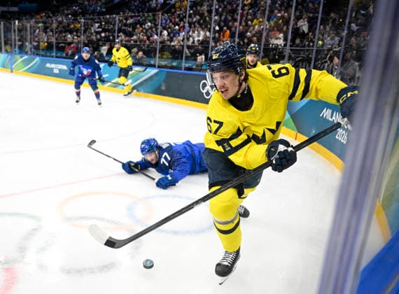 MILANO, ITALIEN 20260211 Sveriges Rickard Rakell och Italiens Gregory di Tomaso pa isen under ishockeymatchen i grupp B mellan Sverige och Italien i Santagiulia Arena under OS i Milano. *** Bilden ingar i SPORTPAKET. För övriga BETALBILD *** MILANO ITALIEN x10070x *** MILANO, ITALY 20260211 Swedens Rickard Rakell and Italys Gregory di Tomaso on the ice during the Group B ice hockey match between Sweden and Italy at the Santagiulia Arena during the Milan Olympics Picture in SPORT PACKAGE For other PICTURES MILANO ITALY x10070x  Copyright: xJessicaxGow TTx OS 2026 ISHOCKEY SVERIGE-ITALIEN