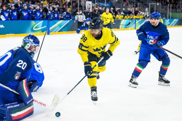260211 Damian Clara of Italy and William Nylander of Sweden in the men s Ice hockey, Eishockey game between Sweden and Italy during day 5 of the 2026 Winter Olympics on February 11, 2026 in Milan. Photo: Carl Sandin BILDBYRAN kod CS CS0870 ishockey ice hockey Olympic Games, Olympische Spiele, Olympia, OS olympics winter olympics os ol olympiska spel vinter-os olympiske leker milano cortina 2026 milan cortina 2026 milano cortina 2026 olympic games milano cortina 2026 winter olympic games milano cortina-os milano cortina-ol vinter-ol 5 bbeng sverige sweden italien italy *** 260211 Damian Clara of Italy and William Nylander of Sweden in the men s ice hockey game between Sweden and Italy during day 5 of the 2026 Winter Olympics on February 11, 2026 in Milan Photo Carl Sandin BILDBYRAN kod CS CS0870 ishockey ice hockey olympic games olympics winter olympics os ol olympiska spel vinter os olympiske leker milano cortina 2026 milan cortina 2026 milano cortina 2026 olympic games milano cortina 2026 winter olympic games milano cortina os milano cortina ol vinter ol 5 bbeng sverige sweden italien italy  Copyright: CARLxSANDIN BB260211CS131