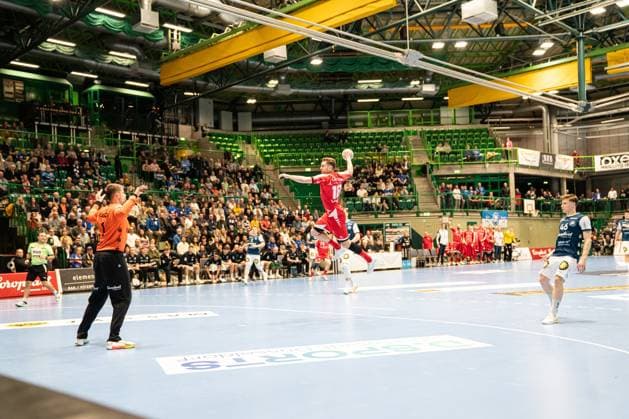 Scene with Florian Drosten 18, MT Melsungen , Christopher Rudeck 1, Bergischer HC and Julian Fuchs 46, Bergischer HC Florian Drosten 18, MT Melsungen with a goal attempt in the game between Bergischer HC and MT Melsungen in the DAIKIN HBL on matchday 20 in Wuppertal Florian Drosten 18, MT Melsungen in action Copyright: xFeyzullahxGökalp feyzofsportsx