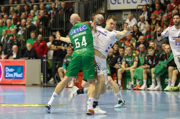 11 02 2026, xgox, Handball Daikin HBL SC Magdeburg TBV Lemgo Lippe emspor, v l Oscar Bergendahl Magdeburg, 54 , Jan Mudrow Lemgo, 7 duel, duel, fight, tackle Magdeburg