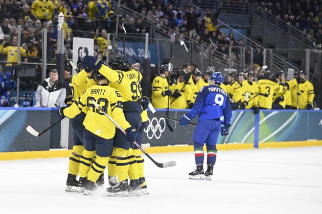 MILANO, ITALIEN 20260211 Jubel i Tre kronor efter mal av 92 Gabriel Landeskog kvittering till 1-1- under ishockeymatchen i grupp B mellan Sverige och Italien i Santagiulia Arena under OS i Milano. *** Bilden ingar i SPORTPAKET. För övriga BETALBILD *** MILANO ITALIEN x10070x *** MILANO, ITALY 20260211 Cheers in Tre kronor after goal by 92 Gabriel Landeskog equalizes to 1 1 during the ice hockey match in Group B between Sweden and Italy in Santagiulia Arena during the Olympics in Milan The picture is in SPORTPAKET For other PAYPICTURE MILANO ITALY x10070x  Copyright: xJessicaxGow TTx OS 2026 ISHOCKEY SVERIGE-ITALIEN