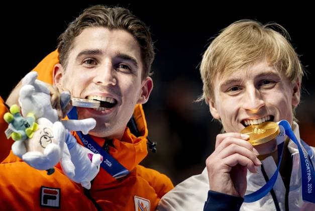 MILAN - Jenning de Boo and Jordan Stolz of the United States during the 1,000-meter Speed skating, Eisschnelllauf medal ceremony at the Milan Speed Skating Stadium at the Milan Winter Olympics. SEM VAN DER WAL ANP xVIxANPxSportx xxANPxIVx 550377558 originalFilename: 550377558.jpg