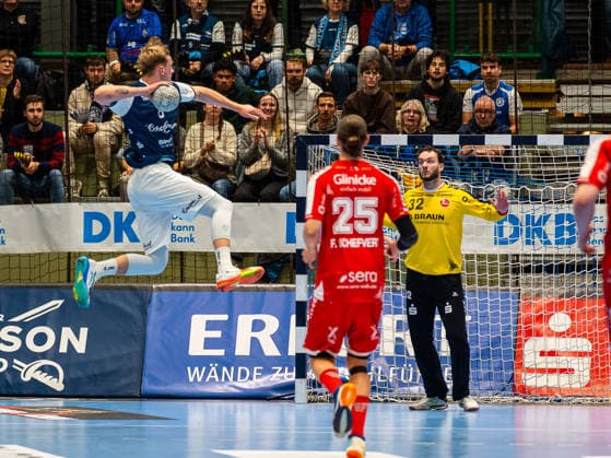 Nico Schoettle Bergischer HC, 08 at the goal throw against Kristof Palasics MT Melsungen, 32 Bergischer HC vs MT Melsungen, Handball, 1 Bundesliga, Matchday 20, Season 2025 2026, 11 02 2026 Bergischer HC vs MT Melsungen, Handball, 1 Bundesliga, Matchday 20, Season 2025 2026, 11 02 2026 Wuppertal Copyright: xEibner-Pressefoto DamianxKruczynx EP_DKI