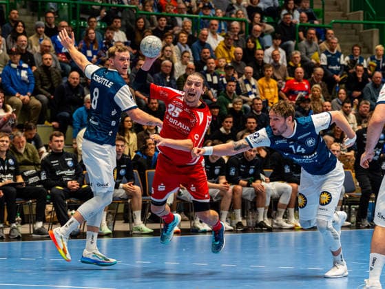 Olle Forsell Schefvert MT Melsungen, 25 at the goal throw against Nico Schoettle Bergischer HC, 08 and Gerdas Babarskas Bergischer HC, 14 Bergischer HC vs MT Melsungen, Handball, 1 Bundesliga, Matchday 20, Season 2025 2026, 11 02 2026 Bergischer HC vs MT Melsungen, Handball, 1 Bundesliga, Matchday 20, Season 2025 2026, 11 02 2026 Wuppertal Copyright: xEibner-Pressefoto DamianxKruczynx EP_DKI