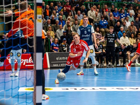 Timo Kastening MT Melsungen, 73 at the goal throw against Christopher Rudeck Bergischer HC, 01 Bergischer HC vs MT Melsungen, Handball, 1 Bundesliga, Matchday 20, Season 2025 2026, 11 02 2026 Bergischer HC vs MT Melsungen, Handball, 1 Bundesliga, Matchday 20, Season 2025 2026, 11 02 2026 Wuppertal Copyright: xEibner-Pressefoto DamianxKruczynx EP_DKI