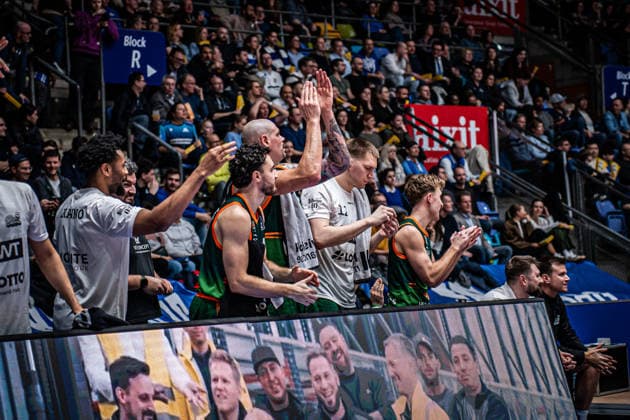 11 02 2026, xhfmx, Basketball easyCredit BBL Bundesliga, Frankfurt Skyliners VET CONCEPT Gladiators Trier Trier Bank cheers DFL DFB REGULATIONS PROHIBIT ANY USE OF PHOTOGRAPHS as IMAGE SEQUENCES and or QUASI VIDEO Frankfurt am Main