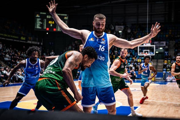 11 02 2026, xhfmx, Basketball easyCredit BBL Bundesliga, Frankfurt Skyliners VET CONCEPT Gladiators Trier v l Urald King VET Concept Gladiators Trier , Radii Caisin Skyliners Frankfurt DFL DFB REGULATIONS PROHIBIT ANY USE OF PHOTOGRAPHS as IMAGE SEQUENCES and or QUASI VIDEO Frankfurt am Main