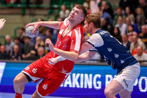 11 02 2026, Handball, 1 HBL, Bergischer HC MT Melsungen, Matchday 20, Uni Halle Wuppertal Uladzislau Kulesh Melsungen 20 in duel against Johannes Wasielewski BHC 77 North Rhine-Westphalia Germany