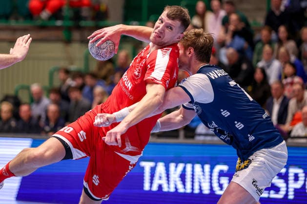 11 02 2026, Handball, 1 HBL, Bergischer HC MT Melsungen, Matchday 20, Uni Halle Wuppertal Uladzislau Kulesh Melsungen 20 in duel against Johannes Wasielewski BHC 77 North Rhine-Westphalia Germany