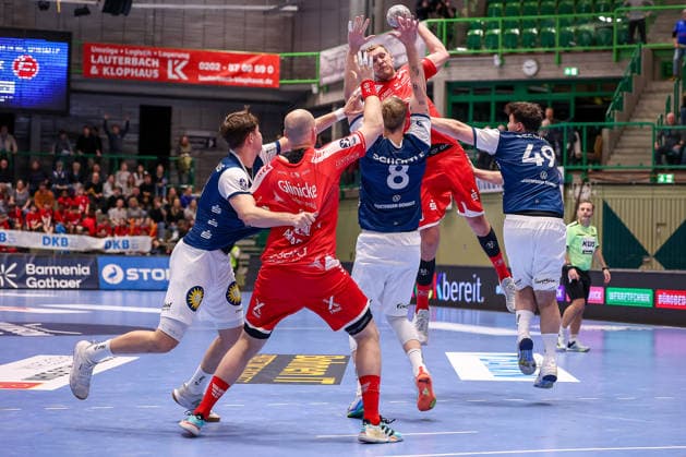 11 02 2026, Handball, 1 HBL, Bergischer HC MT Melsungen, 20 Matchday, Uni Halle Wuppertal Nico Schöttle BHC 08 Aron Seesing BHC 49 defend free throw at the circle North Rhine-Westphalia Germany