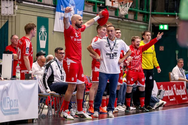 11 02 2026, Handball, 1 HBL, Bergischer HC MT Melsungen, Matchday 20, Uni Halle Wuppertal Adrian Sipos Melsungen 08 next to Roberto Garcia Parrondo Melsungen B gesticulating on the sidelines North Rhine-Westphalia Germany