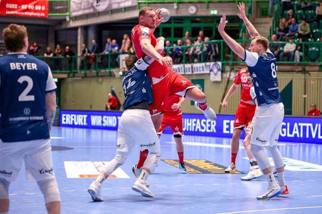 11 02 2026, Handball, 1 HBL, Bergischer HC MT Melsungen, Matchday 20, Uni Halle Wuppertal Dainis Kristopans Melsungen 10 in duel against Gerdas Babarskas BHC 14 Nico Schöttle BHC 08 North Rhine-Westphalia Germany