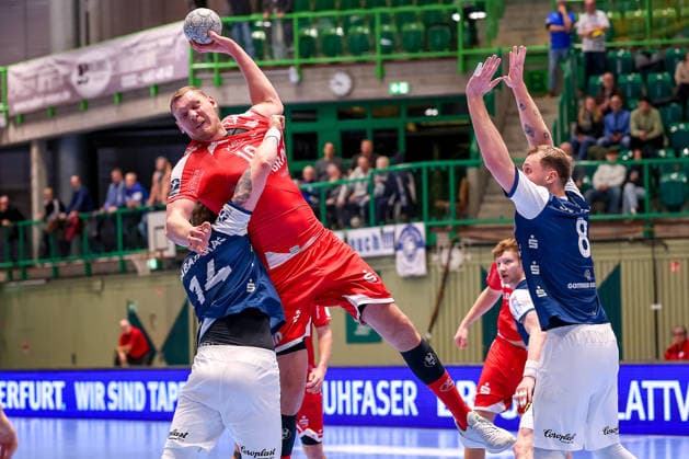 11 02 2026, Handball, 1 HBL, Bergischer HC MT Melsungen, Matchday 20, Uni Halle Wuppertal Dainis Kristopans Melsungen 10 in duel against Gerdas Babarskas BHC 14 Nico Schöttle BHC 08 North Rhine-Westphalia Germany