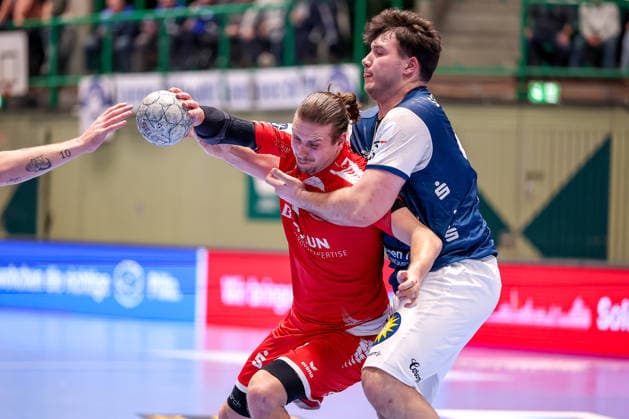 11 02 2026, Handball, 1 HBL, Bergischer HC MT Melsungen, Matchday 20, Uni Halle Wuppertal Olle Forsell Schefvert Melsungen 25 in duel against Aron Seesing BHC 49 North Rhine-Westphalia Germany