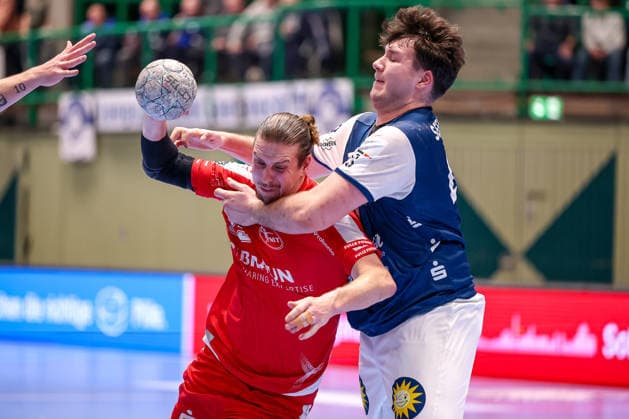 11 02 2026, Handball, 1 HBL, Bergischer HC MT Melsungen, Matchday 20, Uni Halle Wuppertal Olle Forsell Schefvert Melsungen 25 in duel against Aron Seesing BHC 49 North Rhine-Westphalia Germany