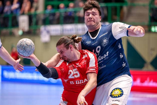 11 02 2026, Handball, 1 HBL, Bergischer HC MT Melsungen, Matchday 20, Uni Halle Wuppertal Olle Forsell Schefvert Melsungen 25 in duel against Aron Seesing BHC 49 North Rhine-Westphalia Germany