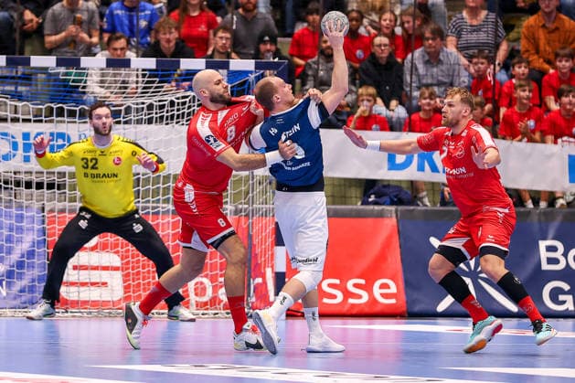 11 02 2026, Handball, 1 HBL, Bergischer HC MT Melsungen, 20 Matchday, Uni Halle Wuppertal Fynn Hangstein BHC 10 is tied up in the circle by Adrian Sipos Melsungen 08 North Rhine-Westphalia Germany